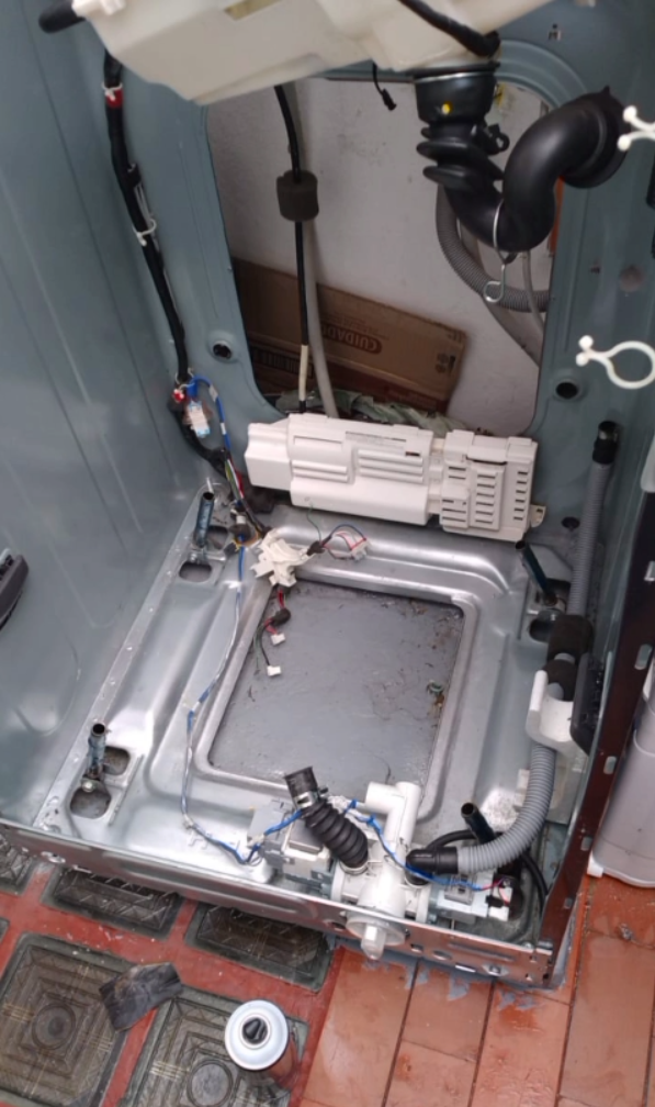 Técnico de Tecnidomésticos instalando repuestos originales de lavadora