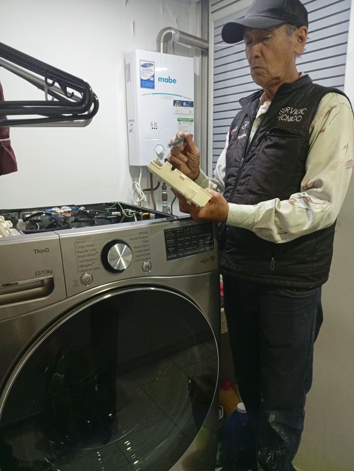 Técnico certificado reparando tambor de lavadora de carga frontal en Bogotá
